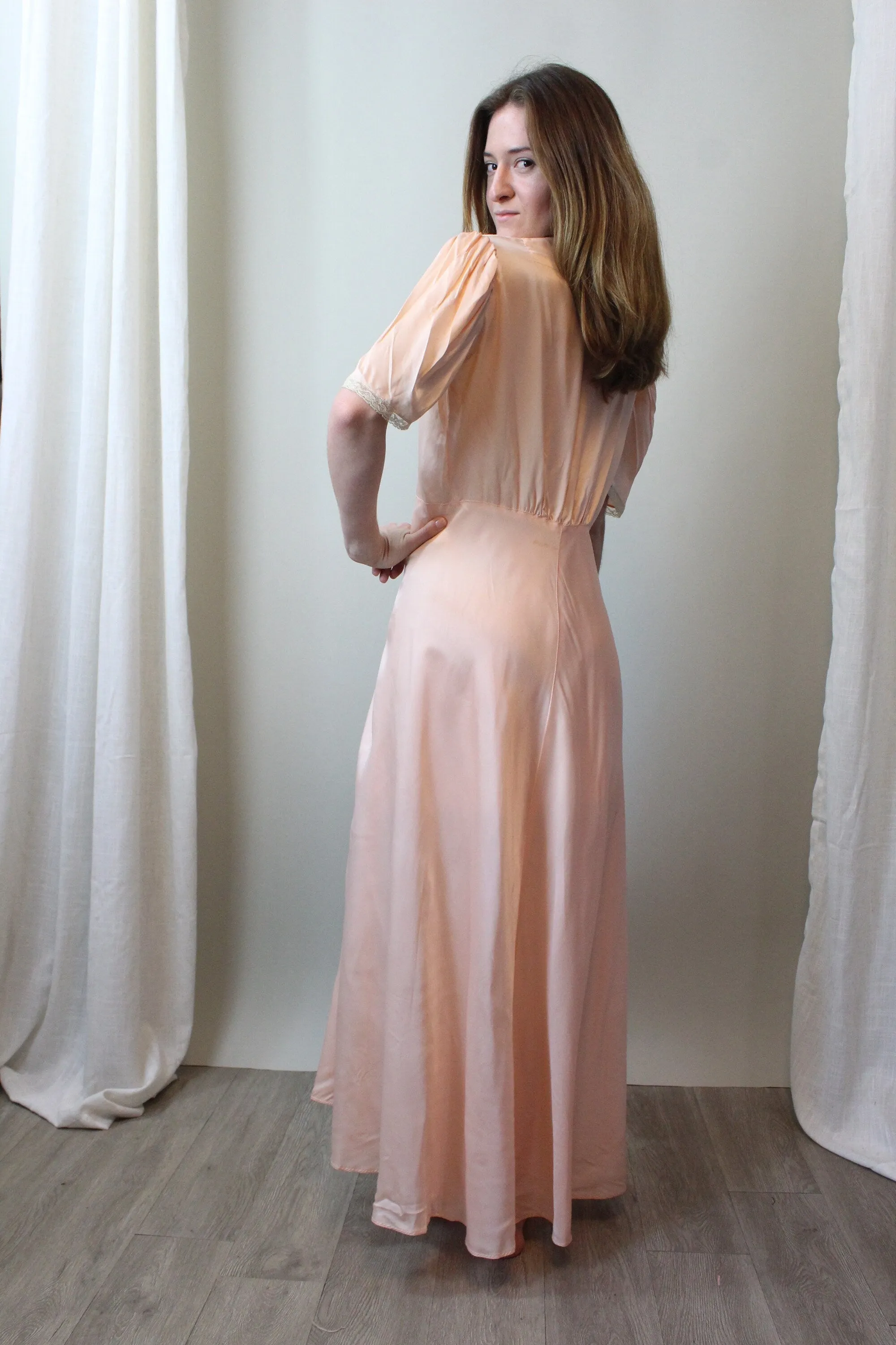1940s PEACH rayon lace robe small medium | new fall