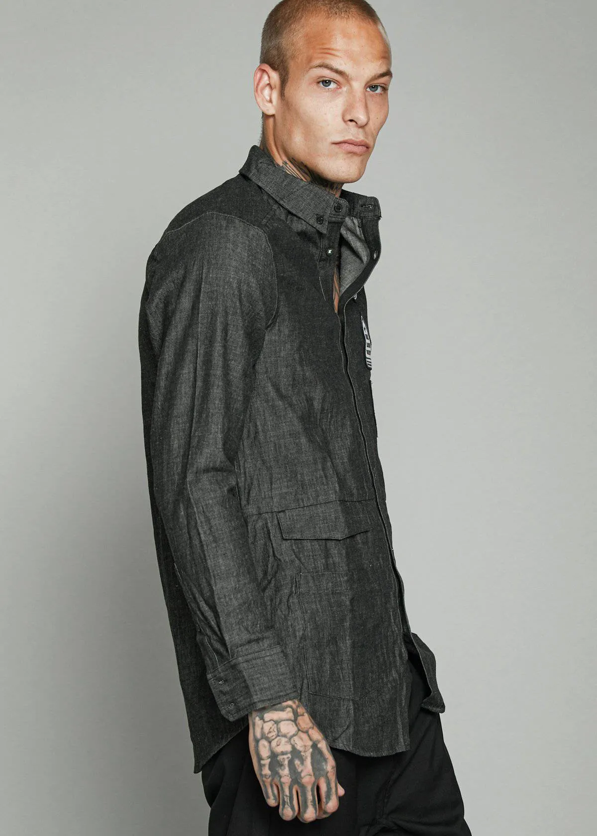 Konus Men's Essential Chambray Button Down Shirt in Charcoal Black